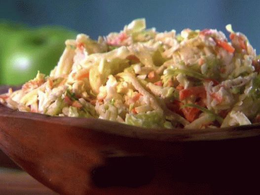 Foto salada de repolho com maçã e passas