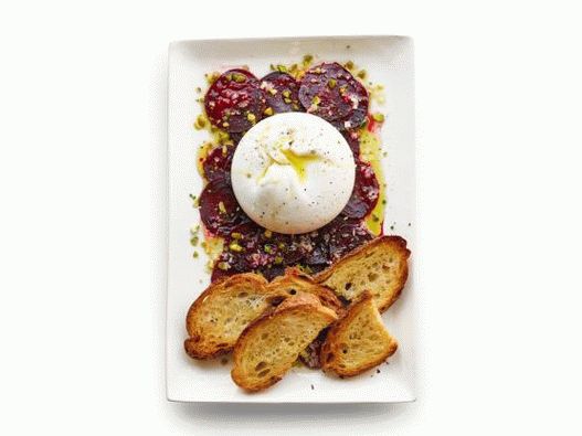 Foto de carpaccio de beterraba com queijo burrata