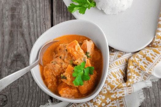 Foto de um curry de frango no microondas