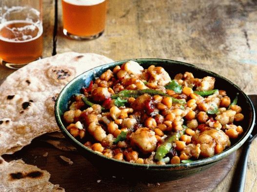 Foto de grão de bico e curry de couve-flor