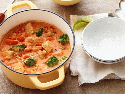 Foto de curry em leite de coco com frango e couve-flor