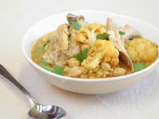 Foto de curry com frango e couve-flor em panela lenta
