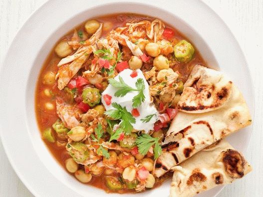 Foto de curry com frango e grão de bico