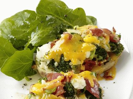 Foto de batatas recheadas com brócolis e queijo cheddar