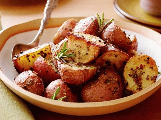 Foto batatas assadas com alecrim