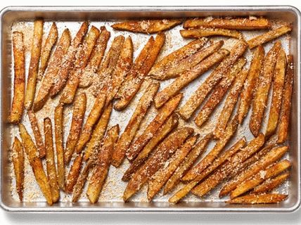 Foto de batatas fritas no forno com páprica e parmesão