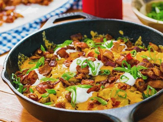 Foto batatas grelhadas com queijo e creme de leite, frito em uma panela