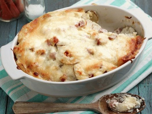 Foto caçarola de batata com presunto