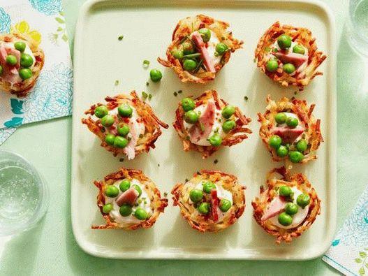 Foto ninhos de batata com ervilhas, presunto e queijo creme