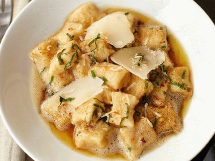 Foto Nhoque de batata com óleo marrom e sálvia