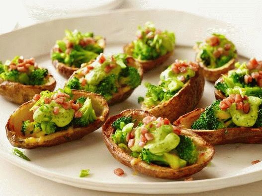 Foto peles de batata recheadas com creme de brócolis, queijo cheddar e abacate