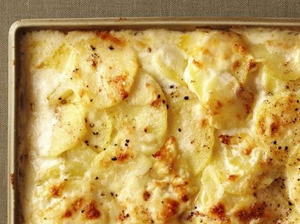Foto gratinado de batata com quatro queijos