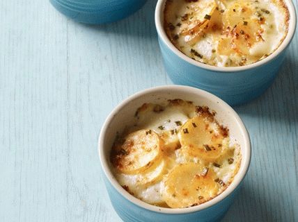 Foto gratinado de batata em uma panela