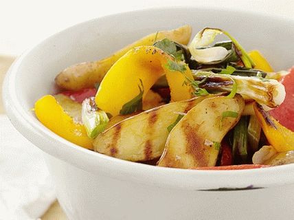 Foto Salada grelhada de batata com pimentão