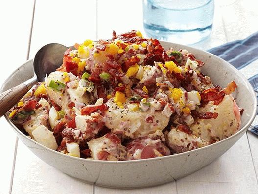 Foto salada de batata com bacon e ovos