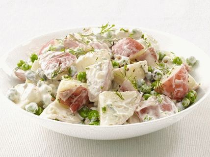 Foto salada de batata com ervilhas