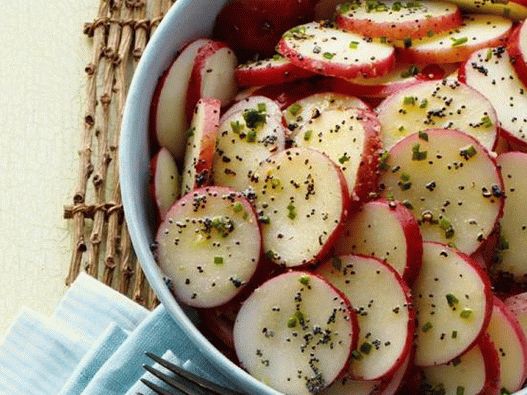 Foto salada de batata com sementes de papoila