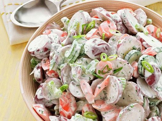 Foto salada de batata com pepino e aipo