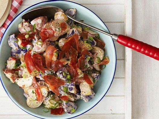 Foto salada de batata com molho de presunto e maionese