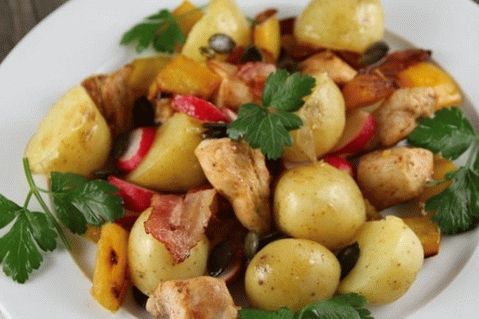 Salada de batata com rabanete, bacon e frango