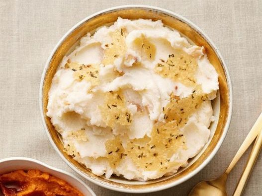 Foto Purê de batatas com queijo e alho assado