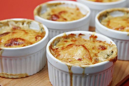 Photo timbale de batata com molho de rábano