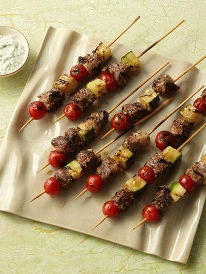 Foto de kebab de cordeiro com molho de pepino e iogurte