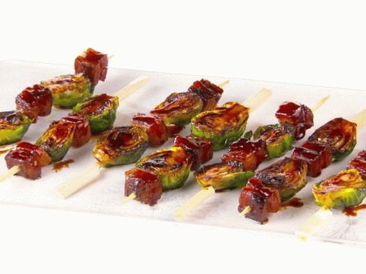 Foto de couve de Bruxelas e kebab de bacon em uma panela de grelhar