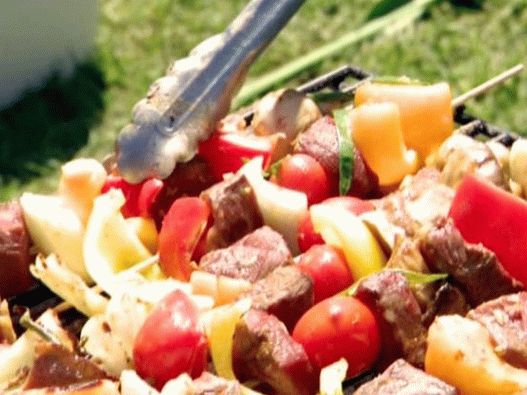 Foto de kebab de carne marinado em molho teriyaki