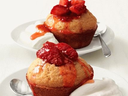 Foto cupcakes com morangos e chantilly
