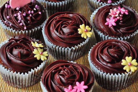 Cupcakes de foto com creme de ganache de chocolate