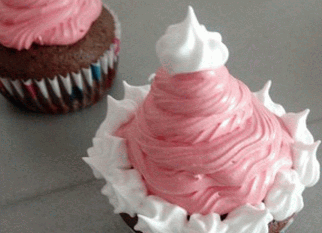 Chapéu de Papai Noel de cupcakes