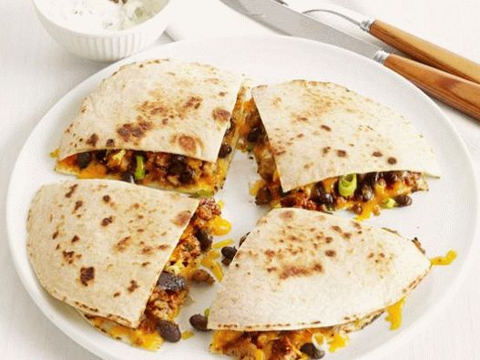 Foto de Quesadilla com feijão preto e mitlof