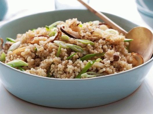 Foto de quinoa com cogumelos shiitake e ervilhas jovens