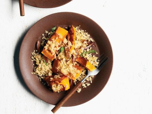 Foto de quinoa com abóbora assada, tâmaras e sálvia