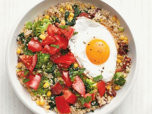 Foto de quinoa com ovo, bacon e legumes
