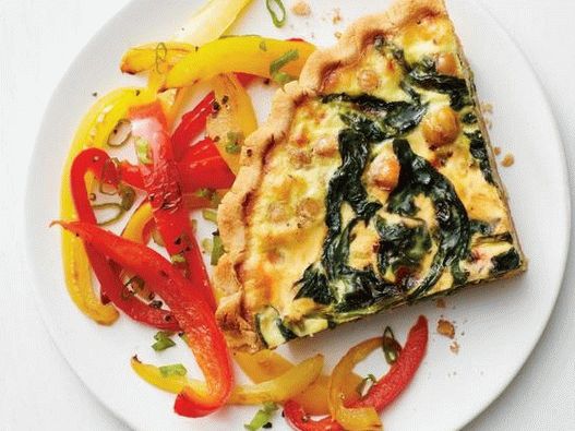 Foto de quiche com espinafre, grão de bico e pimentão