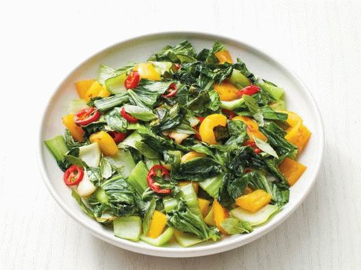 Foto couve chinesa bok choy com pimentos doces e quentes