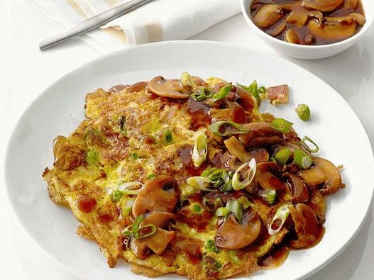 Foto omelete chinesa Fu Yan com molho de cogumelos