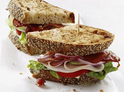 Foto sanduíches de peru, abacate e salada de saladas Romen