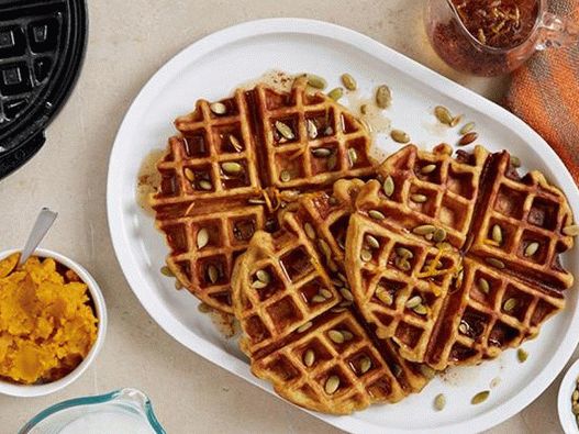 Fotografia de pratos - Waffles de abóbora com xarope de laranja