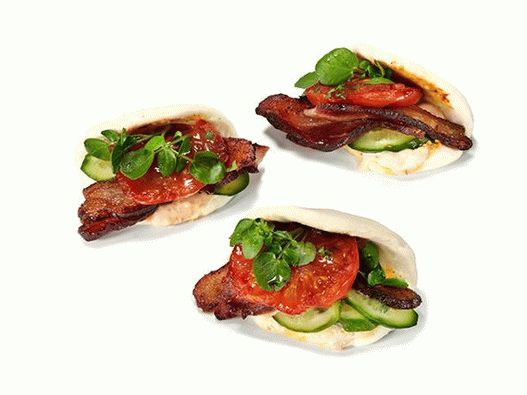Foto estilo asiático, sanduíches clássicos com maionese com pimentão
