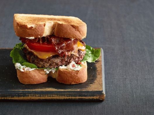 Foto sanduíches clássicos com costeleta, molho e bacon