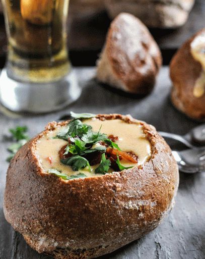 Foto sopa de cebola clássica com queijo gruyère