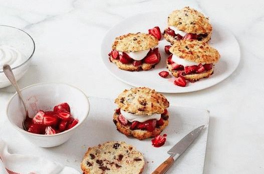 Foto Bolo de morango com lascas de coco e chocolate