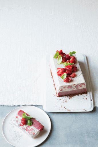 Foto Terrina de coalhada de morango com uma camada crocante