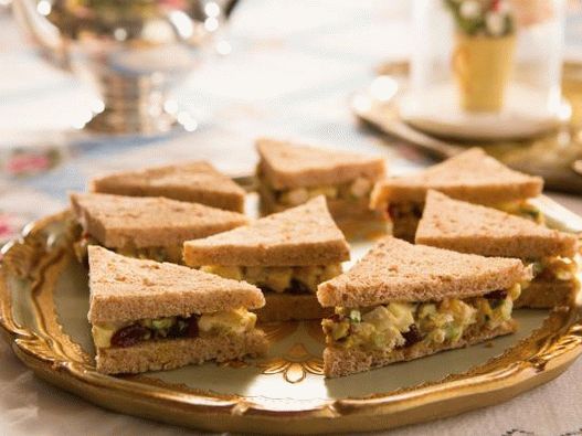 Sanduíche do Photo Club com salada de frango, maçã e curry