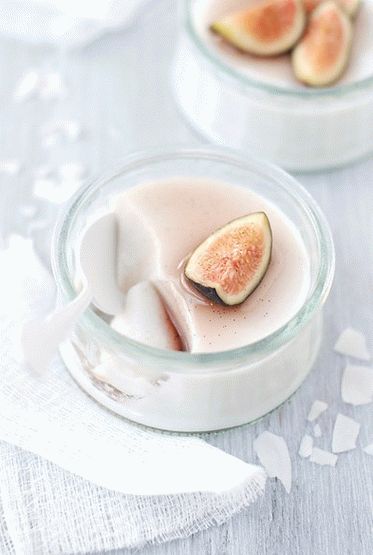 Foto do pudim de coco com goiabada tropical
