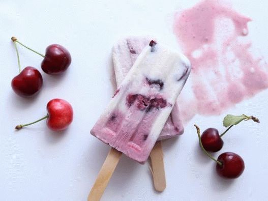 Foto sorvete de coco e cereja com baunilha