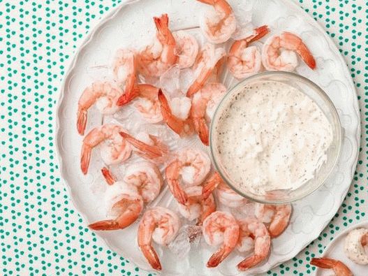 Foto coquetel de camarão com molho rápido de remoulade
